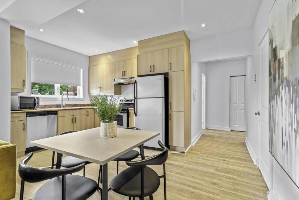 Stylish 2 Bedroom Haven By Jean Talon Market Montréal Esterno foto